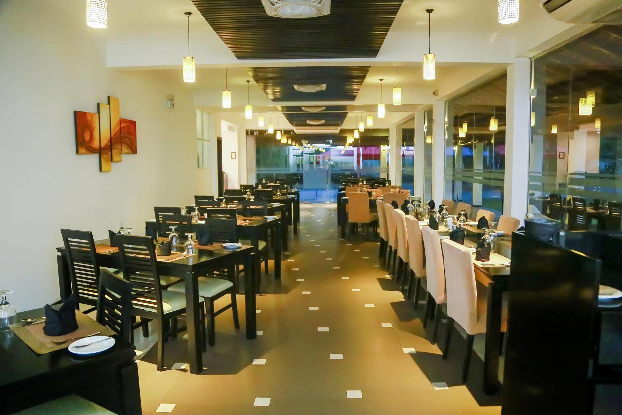 The Covanro Airport Hotel - Katunayake Gampaha Esterno foto